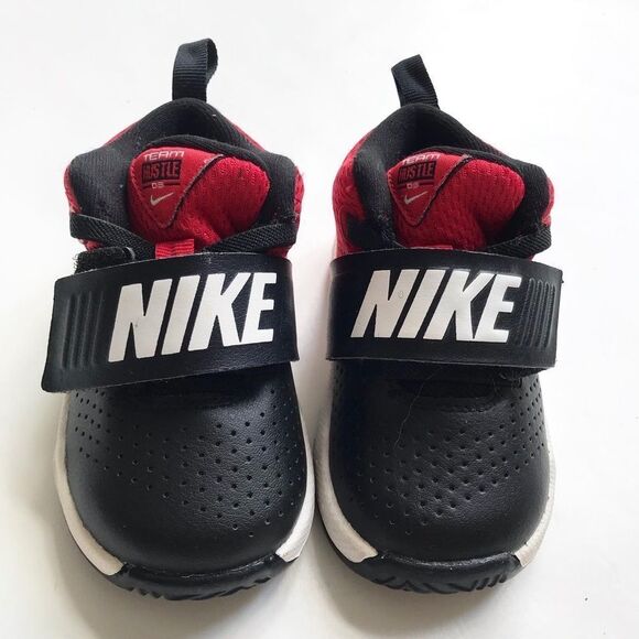 Nike black/red team hustle D8 sneakers EUC size 5 - Picture 4 of 8